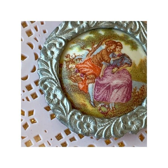 Vtg LARGE courting lovers transferwear pewter pendant-ROMANTIC LOVERS 2" X 1.5" - Picture 4 of 8